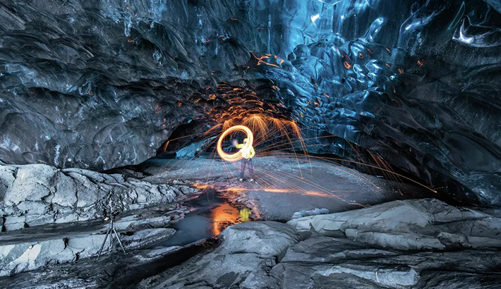 Động băng Skaftafell nằm trong công viên quốc gia cùng tên ở Iceland. Hang động này được hình thành từ những lớp băng màu sapphire hàng thế kỷ.