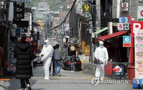 Khu phố Itaewon được phun thuốc khử trùng hôm 11/5. Ảnh: Yonhap.