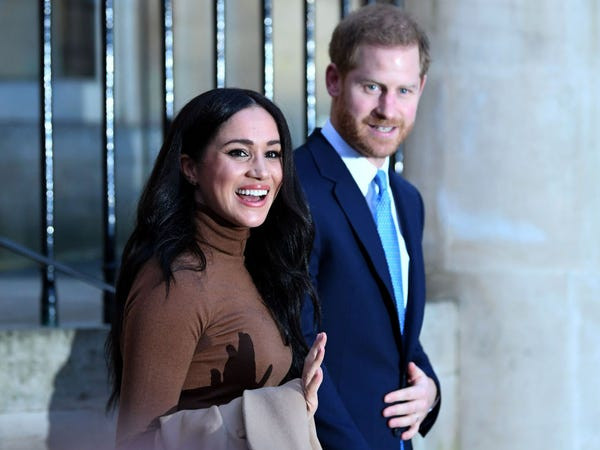 Và đây là hình ảnh Hoàng tử Harry hiện tại, bên cạnh là vợ, Công nương Meghan Markle.