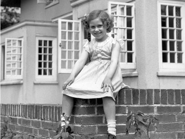 Bức ảnh này chụp Công chúa Margaret, em gái của Nữ hoàng Elizabeth II, lúc 5 tuổi.