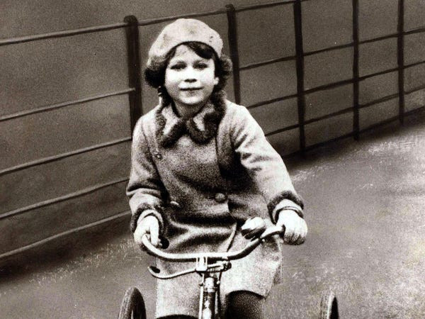 Nữ hoàng Anh Elizabeth II hồi nhỏ trong bức ảnh chụp năm 1930.