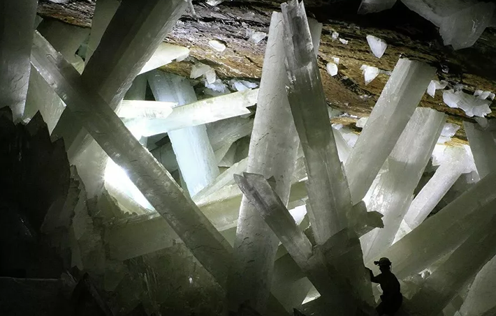 Hang động pha lê "Cave of Crystals" ở Mexico có những cột tinh thể khoáng chất khổng lồ kết tinh qua hàng triệu năm. Những cột tinh thể lớn nhất dài tới 11 mét, rộng 4 mét và nặng tới 55 tấn. Theo Sputnik, người ta không thể ở trong hang động đặc biệt này quá 20 phút, nhiệt độ ở đó là khoảng 58 độ C.