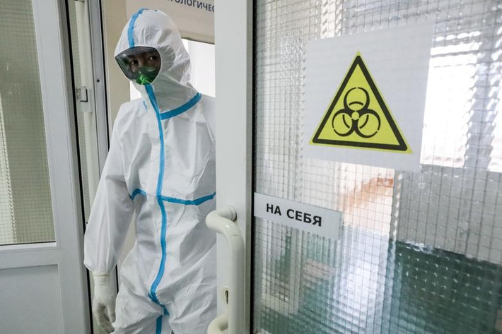 Nhân viên y tế mặc đồ bảo hộ tại bệnh viện RZD-Medicine ở Moscow ngày 18/5.