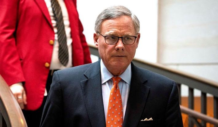 Thượng nghị sĩ Richard Burr sinh ngày 30/11/1955 tại Charlottesville, bang Virginia, Mỹ. Ông tốt nghiệp trường Đại học Wake Forest vào năm 1978. Ảnh: Reuters.