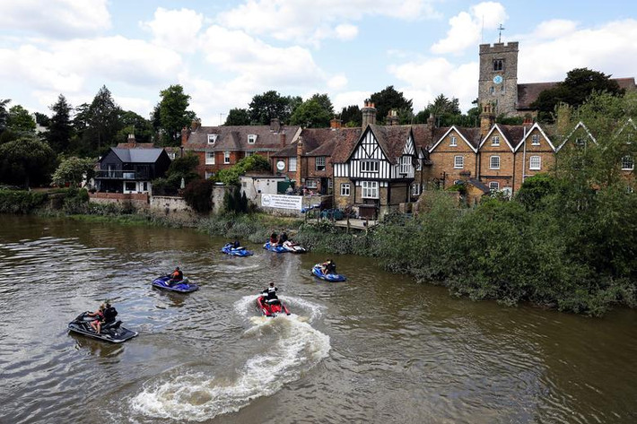 Một số người đua mô tô nước trên sông Medway ở Aylesford hôm 25/5.