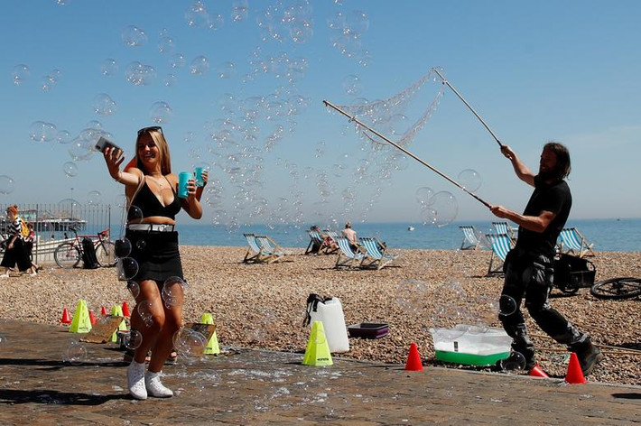 Người dân chơi đùa trên bãi biển ở Brighton, Anh, ngày 24/5.