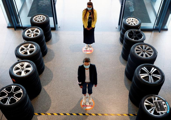 Mọi người đứng đúng vị trí được đánh dấu tại một đại lý xe hơi của Mercedes ở Brussels, Bỉ, ngày 6/5.