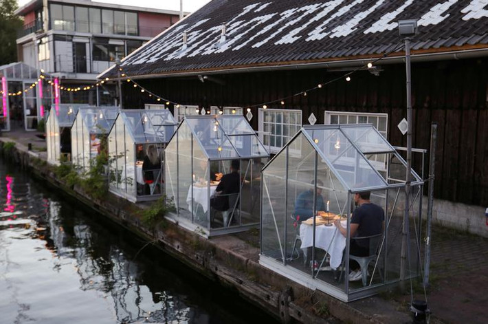 "Nhà kính cách ly" được thử nghiệm trong nhà hàng ở Amsterdam, Hà Lan, ngày 5/5. Nhà hàng này muốn đảm bảo an toàn hơn cho thực khách khi đi ăn trong mùa dịch COVID-19.