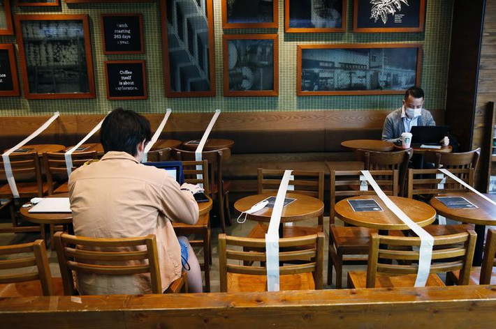 Bên trong một quán cà phê Starbucks ở Hong Kong (Trung Quốc) ngày 2/4. Khách hàng đến đây phải đảm bảo giữ khoảng cách an toàn.
