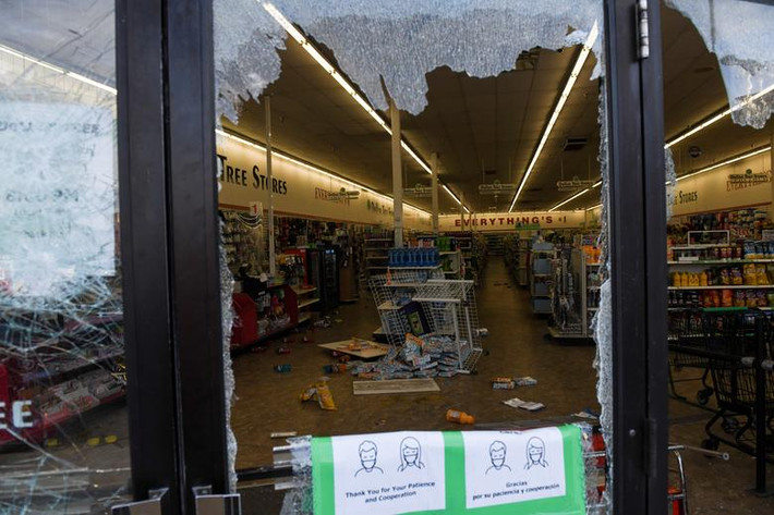 Cửa kính của cửa hàng Dollar Tree bị đập vỡ trong cuộc bạo loạn ở Minneapolis. Ảnh: Reuters.
