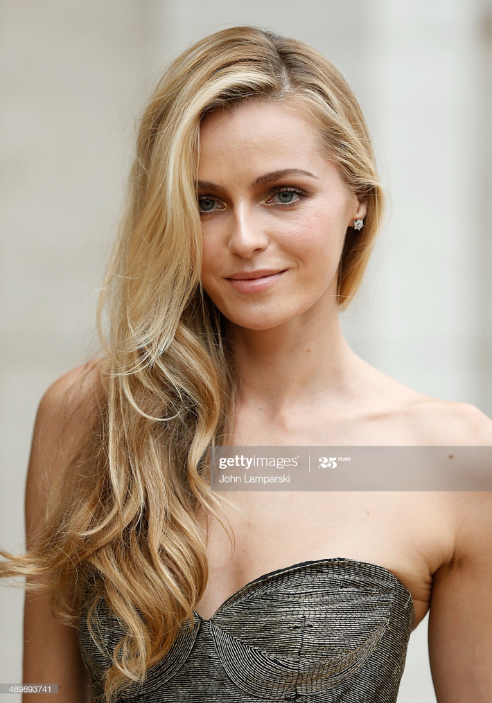 Không chỉ xinh đẹp, Valentina Zelyaeva còn rất thành công trong sự nghiệp người mẫu. Ảnh: Getty.