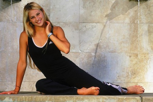 Anna Kournikova, hiện 38 tuổi, từng là một trong những vận động viên quần vợt nổi tiếng nhất. Tuy nhiên, cô đã giải nghệ năm 21 tuổi. Hiện tại, người đẹp đang sinh sống tại Mỹ.