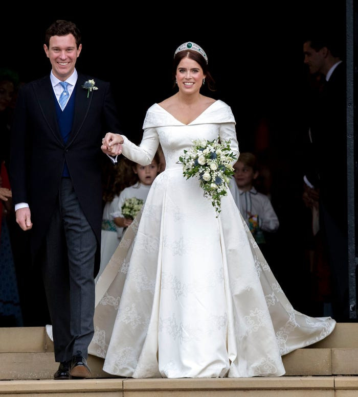 Váy cưới của Công chúa Eugenie - cháu gái của Nữ hoàng Anh Elizabeth II - do Peter Pilotto và Christopher De Vos thiết kế.