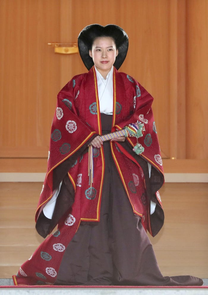 Công chúa Nhật Bản Ayako Moriya kết hôn với một thường dân tại đền thờ Meiji ở thủ đô Tokyo ngày 29/10/2018. Trong đám cưới, Công chúa Ayako mặc váy naga-bakama nâu và khoác kouchiki đỏ - một chiếc áo choàng với tay áo rộng và dài.