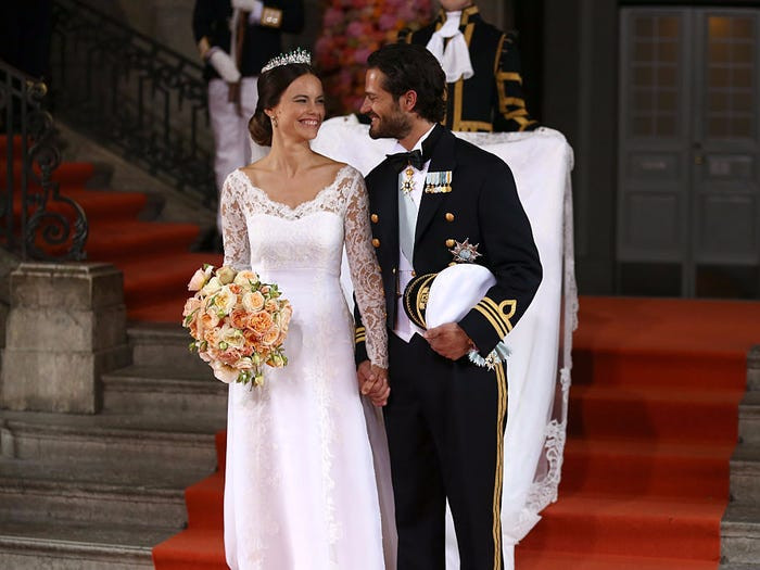 Hoàng tử Carl Philip của Thụy Điển kết hôn với cô dâu Sofia năm 2015. Trong đám cưới, cô dâu chọn chiếc váy ren của nhà thiết kế người Thụy Điển Ida Sjöstedt.