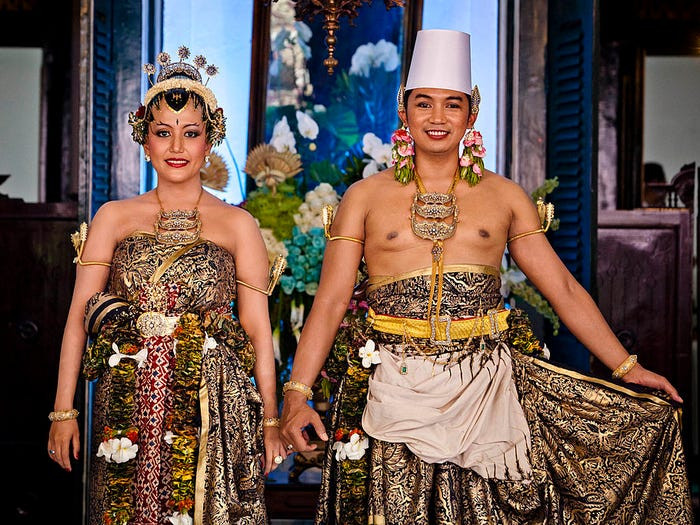 Công chúa Indonesia Hayu từng hẹn hò với Hoàng tử Notonegoro 10 năm trước khi hai người tổ chức đám cưới vào năm 2013.