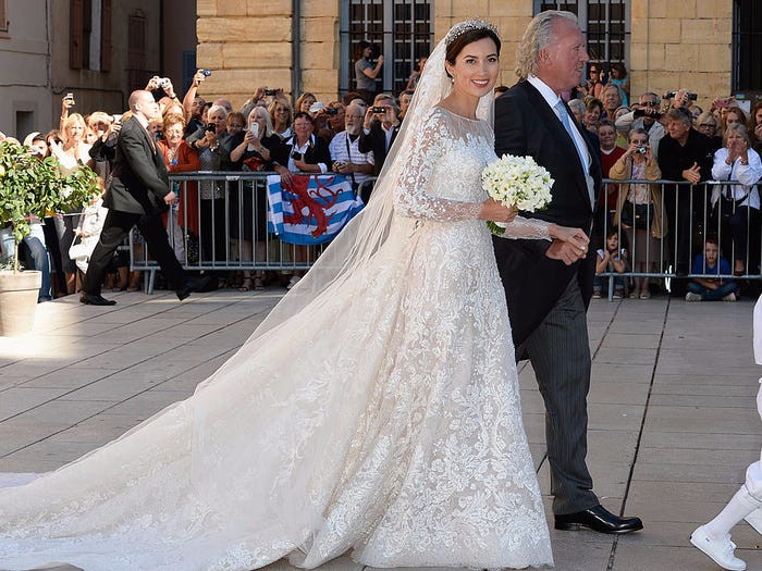 Công nương Luxembourg Claire diện váy cưới màu trắng tinh tế do Elie Saab thiết kế trong đám cưới với Hoàng tử Felix năm 2013.