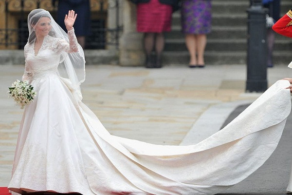 Hoàng tử Anh William và cô dâu Kate Middleton tổ chức đám cưới vào năm 2011. Khi đó, cô dâu Kate mặc chiếc váy cưới màu trắng của nhà thiết kế thời trang Alexander McQueen. Chiếc váy này có giá gần 321.000 USD. Hiện nay, bộ váy ren của Công nương Kate được trưng bày tại Cung điện Buckingham, Anh.