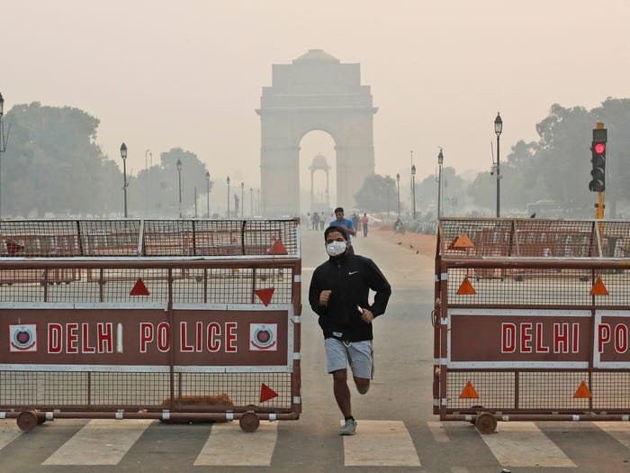 Trước đây, chất lượng không khí ở New Delhi tệ đến mức chính quyền phải ban bố tình trạng khẩn cấp về sức khỏe cộng đồng vào tháng 11/2019. Ảnh chụp tại New Delhi ngày 28/10/2019.