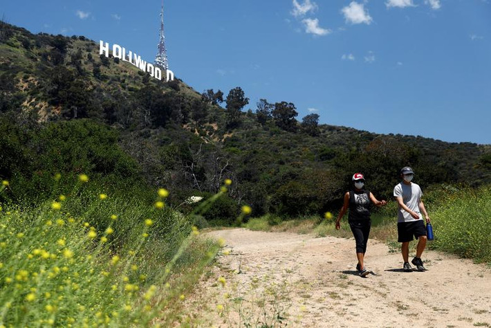 Mọi người đi bộ ở Los Angeles, California, ngày 9/5.