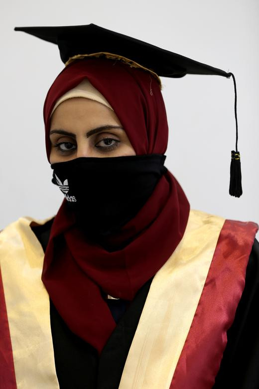 Một sinh viên Palestine đeo khẩu trang chụp ảnh trong lễ tốt nghiệp ở miền nam Dải Gaza ngày 16/4/2020. Mời độc giả xem thêm video: WHO chính thức đặt tên cho virus corona mới là SARS-CoV-2 (Nguồn video: VTC1)