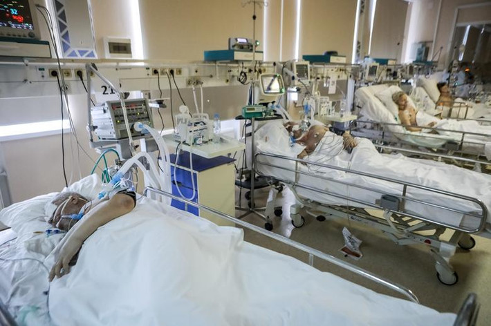 Các bệnh nhân được điều trị tại phòng chăm sóc đặc biệt của Bệnh viện "RZD-Medicine", nơi cung cấp hỗ trợ y tế cho người nhiễm COVID-19, tại Moscow ngày 18/5.