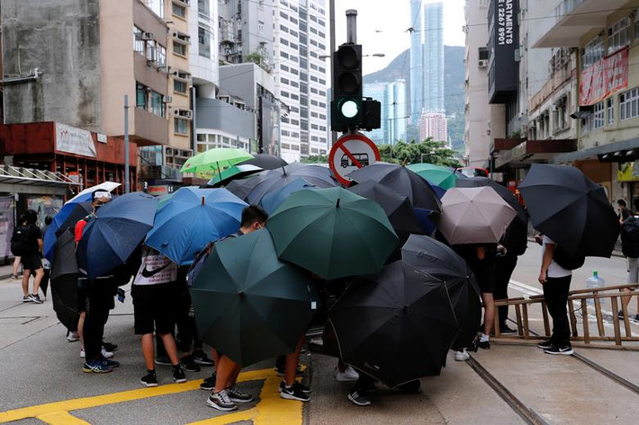 Biểu tình ở Hong Kong bùng phát gần đây sau khi Dự Luật An ninh Hong Kong được đệ trình lên Quốc hội Trung Quốc. Theo truyền thông Hong Kong, dự luật này sẽ cấm sự can thiệp nước ngoài, các hoạt động khủng bố và các hoạt động bạo loạn nhằm lật đổ chính quyền Trung ương,... Ảnh: Reuters.
