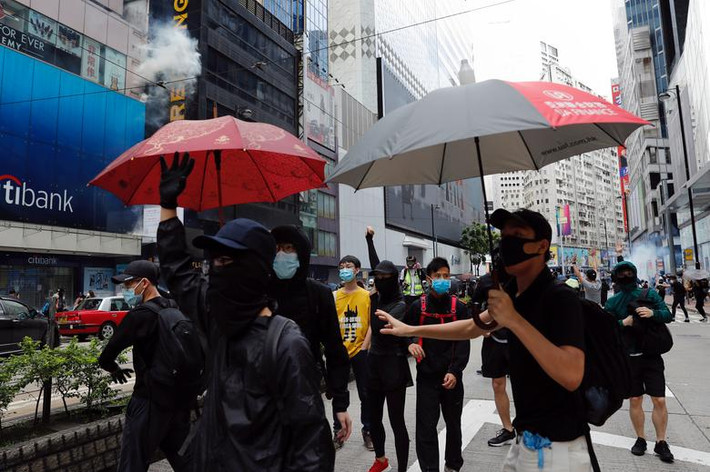 Với luật mới, chính quyền Hong Kong được cho là sẽ có thêm quyền để loại bỏ các nghị sĩ đối lập, không có quan điểm thân Bắc Kinh, thậm chí truy tố họ vì cản trở ban hành luật pháp. Ảnh: Reuters.
