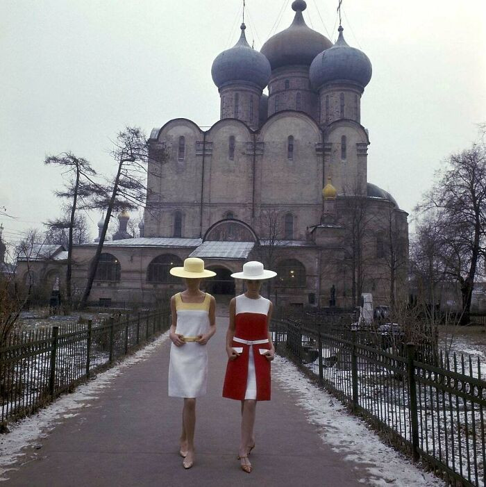 Người mẫu thời trang Hà Lan Sonja Bakker và Femke Van De Bosch tại Moscow năm 1965.