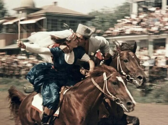 Bức hình này được chụp tại đám cưới ở Azerbaijan, Liên Xô, năm 1965.