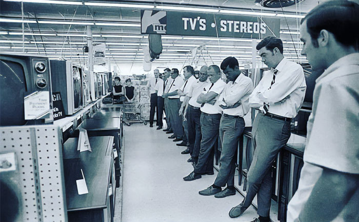 Các nhân viên Kmart theo dõi trên TV vụ phóng tàu Apollo đưa con người lên Mặt Trăng ngày 16/7/1969.