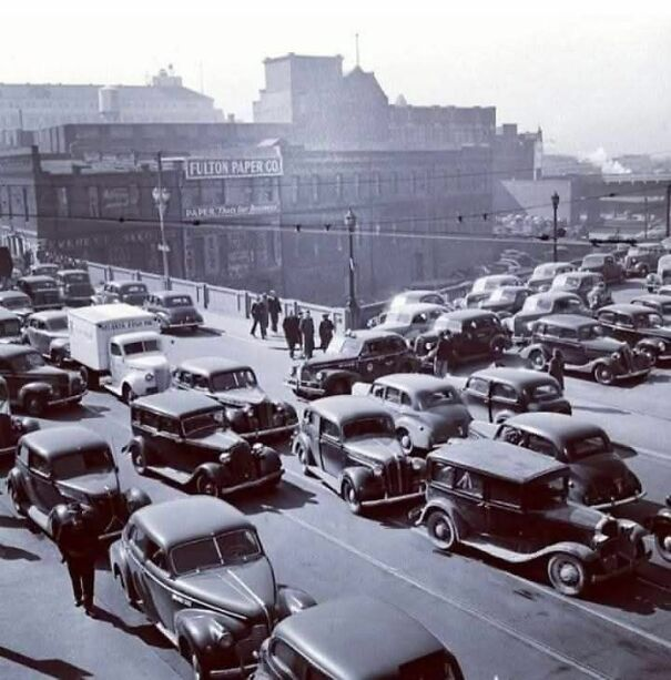 Xe cộ đông đúc trên đường phố Atlanta vào những năm 1940.