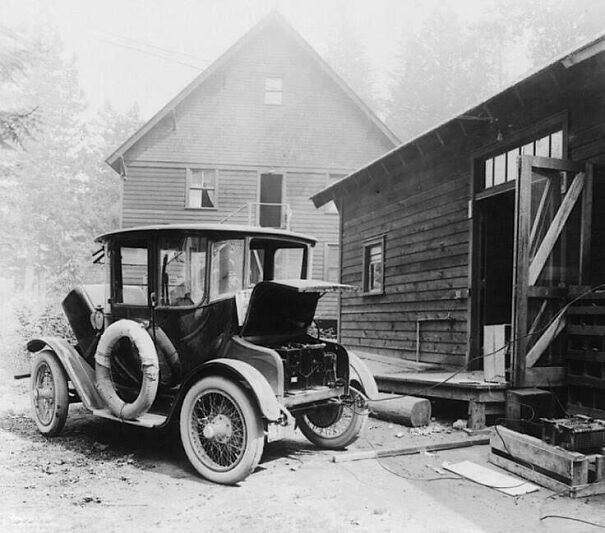 Sạc xe điện vào năm 1905.