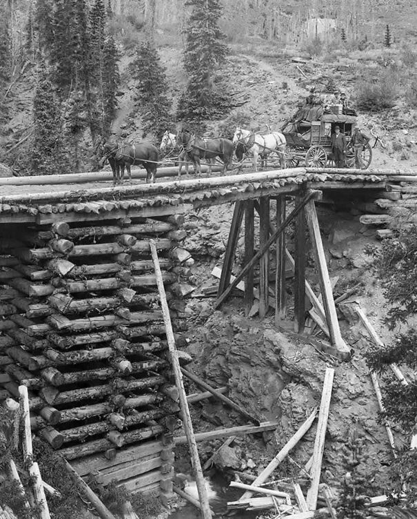 Chiếc xe ngựa đi qua cầu ở Silverton, Colorado, Mỹ, vào năm 1890.