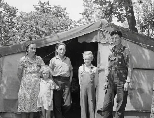 Các thành viên trong một gia đình nông dân sống trong túp lều gần Spiro, Oklahoma, Mỹ, năm 1939.
