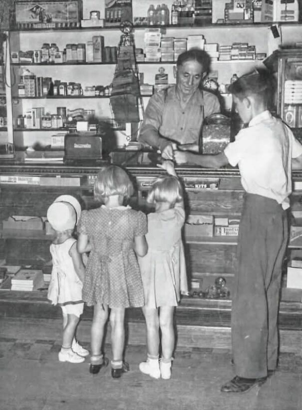 Bức ảnh được chụp tại một cửa hàng ở Mendon, Utah, Mỹ, năm 1940.
