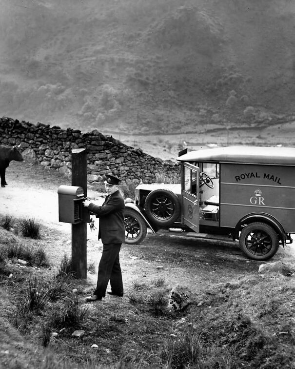 Người đưa thư tại một khu vực gần đèo Llanberis ở Công viên quốc gia Eryri, xứ Wales.