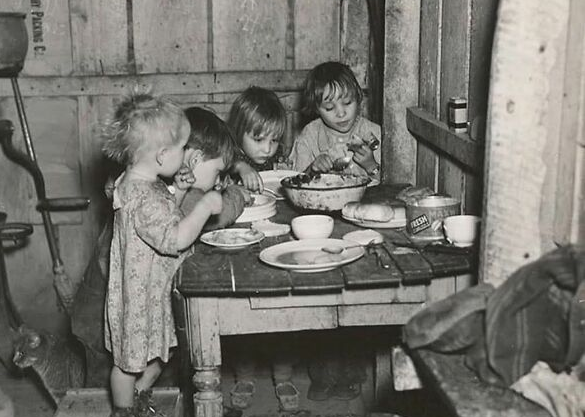 Bữa tối Giáng sinh thời kỳ Đại suy thoái tại nhà của Earl Pauley, gần Smithfield, Iowa, Mỹ, năm 1936. Bữa tối gồm có khoai tây, bắp cải và bánh nướng.