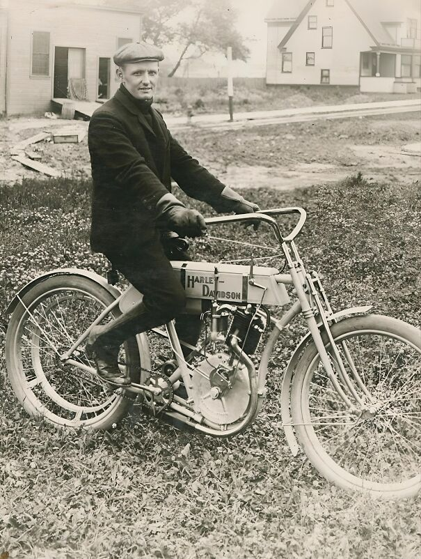 Watler Davidson "tạo dáng" trên chiếc xe máy Harley-Davidson 1907 của mình.