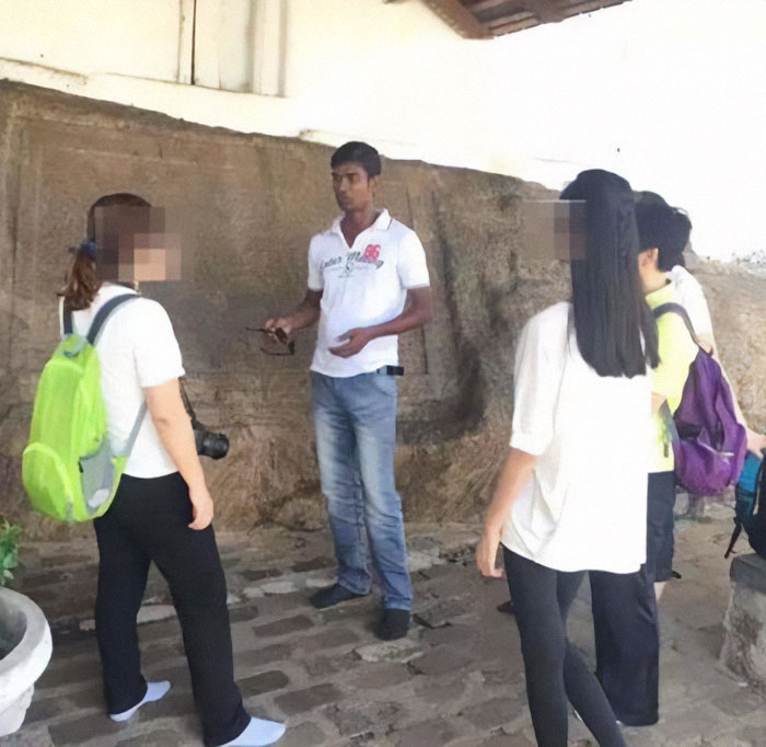 Một hướng dẫn viên du lịch địa phương chia sẻ với hãng truyền thông Trung Quốc Hongxing News rằng nhiều người đã bị thương và thậm chí mất mạng sau khi chụp ảnh kiểu này. Ảnh: 163.com.