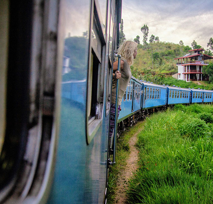 Trước đó, vào tháng 2, một du khách người Nga 53 tuổi ở Sri Lanka đã mất mạng do đập vào một tảng đá và rơi khỏi tàu trong lúc chụp ảnh "sống ảo" trên tuyến đường sắt Podi Menike. Ảnh: Unsplash.