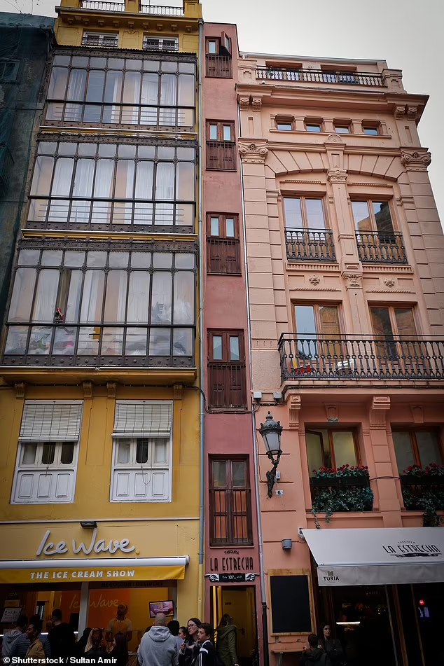 La Estrecha, có nghĩa là 'Hẹp', chỉ rộng 1,1 mét, tọa lạc tại Plaza Lope de Vega của Valencia, Tây Ban Nha. Tòa nhà này gồm 5 tầng. Ảnh: Shutterstock/Sultan Amir.