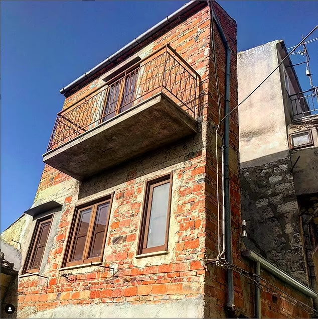 Casa du Currivu là ngôi nhà chỉ rộng 0,9 mét tại Petralia Sottana, Sicily, Italy. Ngôi nhà được xây dựng vào khoảng những năm 1950 và gần như không có gì bên trong. Ảnh: DM.