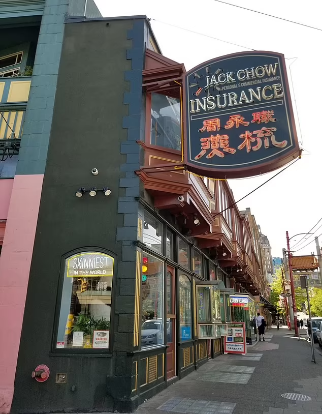 Tòa nhà Sam Kee ở Vancouver, Canada, được Kỷ lục Guinness Thế giới ghi nhận là tòa nhà thương mại mỏng nhất thế giới. Tầng trệt của ngôi nhà chỉ rộng khoảng 1,5 mét. Ảnh: Daily Mail.