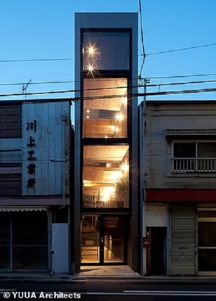 Năm 2015, công ty kiến trúc Nhật Bản YUUA Architects & Associates đã thành công đưa ngôi nhà 4 tầng này vào khoảng rộng 2,5 mét giữa hai tòa nhà hiện hữu, đặt tên là "Ngôi nhà rộng 1,8 mét". Ảnh: YUUA Architect.