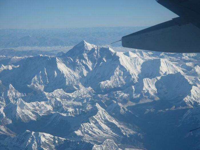 Bức ảnh chụp đỉnh Everest qua cửa sổ của một chuyến bay thương mại đến Bhutan năm 2011.