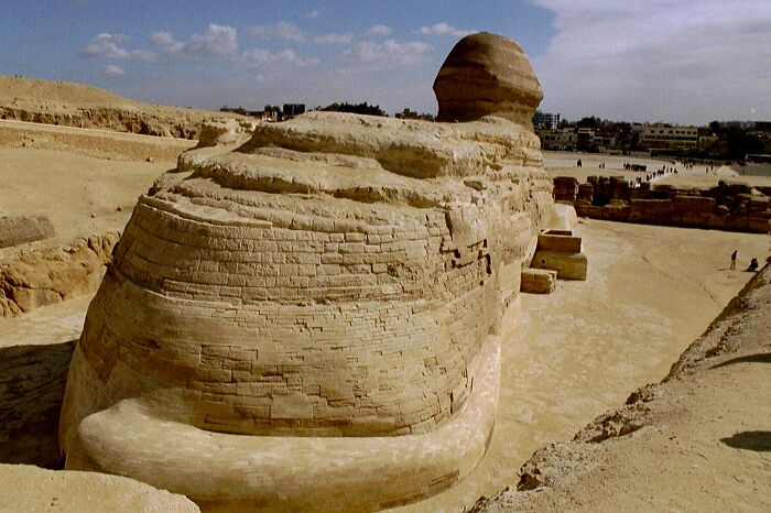 Tượng Nhân sư vĩ đại ở Giza có đuôi.