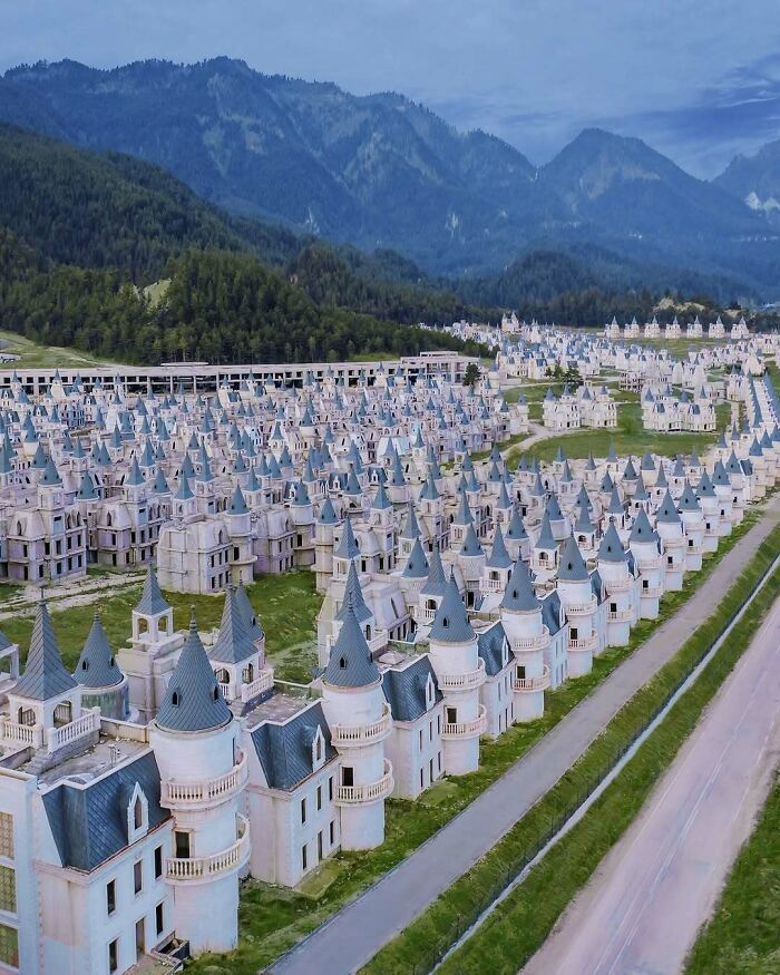 Bức ảnh chụp tại một "ngôi làng biệt thự bỏ hoang" ở Burj Al Babas, Thổ Nhĩ Kỳ.