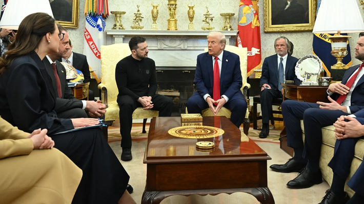 Hai lãnh đạo Mỹ - Ukraine cùng các quan chức cấp cao, trong đó có Phó Tổng thống Mỹ JD Vance, vào Phòng Bầu dục ở Nhà Trắng để trao đổi trước khi hội đàm chuẩn bị cho việc ký kết. Ảnh: RTE.