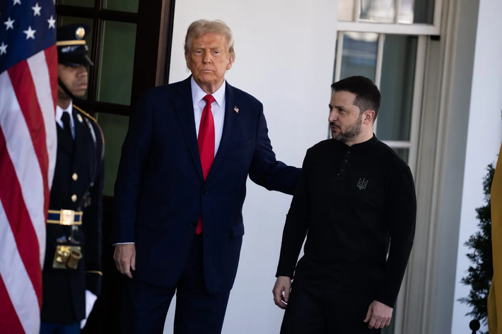 Ngày 28/2, Tổng thống Mỹ Donald Trump bắt tay chào đón Tổng thống Ukraine Volodymyr Zelensky đến Nhà Trắng. Ông Zelensky dự định tới gặp ông Trump để ký thỏa thuận khoáng sản giữa hai nước. Ảnh: Getty.